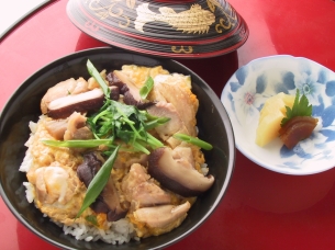 「奈良のうまいもの」奈良産葱と大和肉鶏のすき焼き風丼